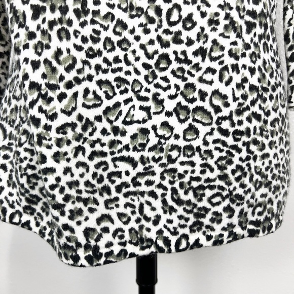 Hannah White Animal Leopard Cheetah Print Round Neck Sweater Women's Medium - Picture 7 of 10